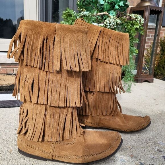 Minnetonka Women's Shoes 3 Layer Fringe Boot Taupe Size 9 - Picture 1 of 11